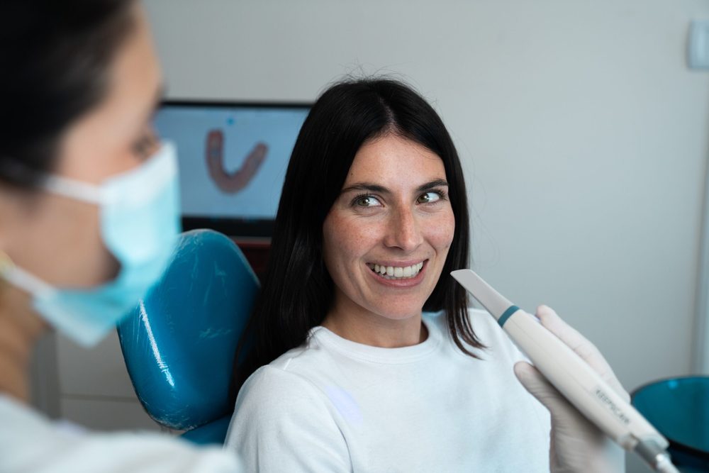 Ortodoncista KeepSmiling escaneando a una paciente